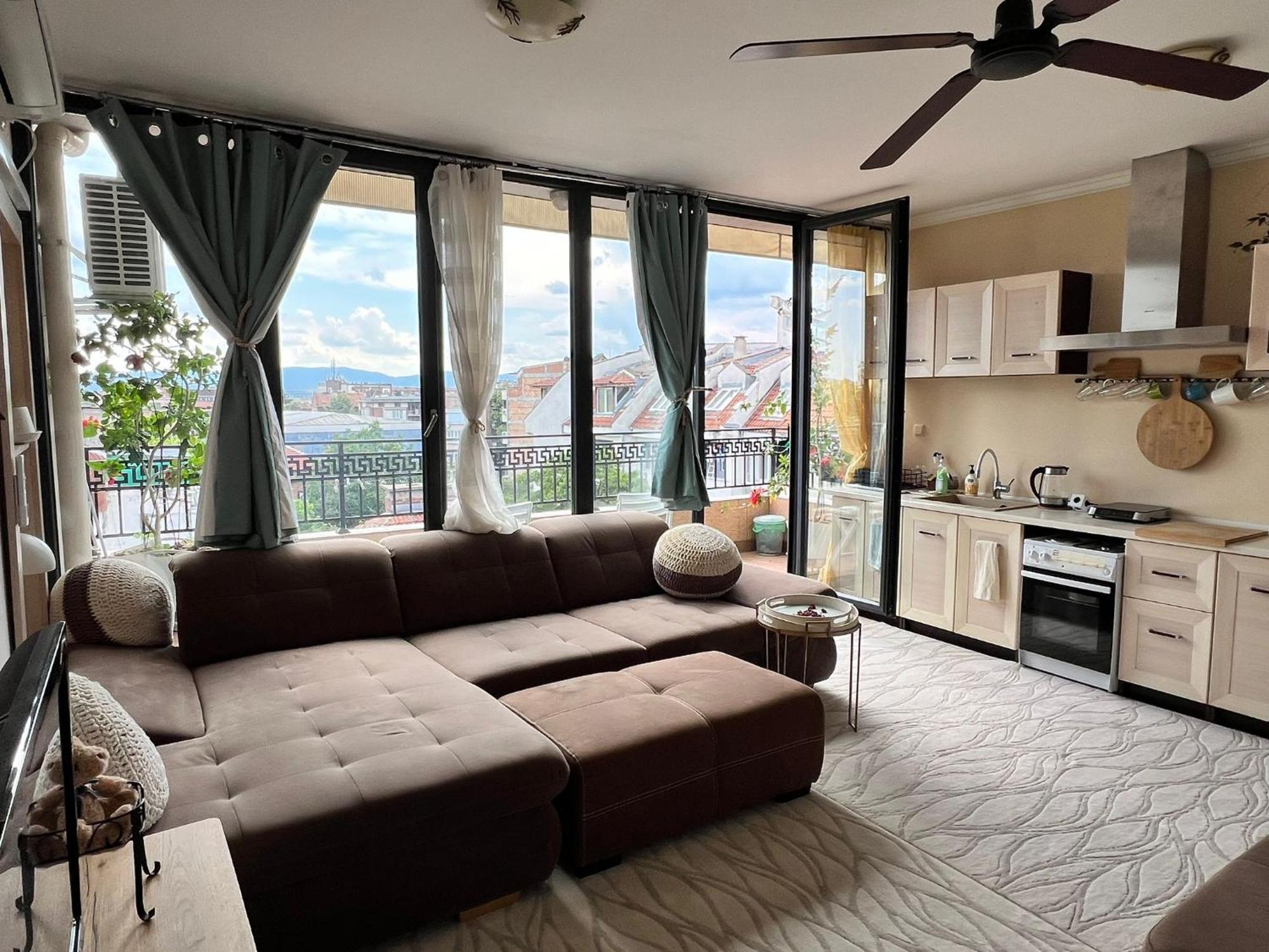 Downtown Central Apartment With Working Kitchen, City Views & Free Parking Kazanlŭk 외부 사진