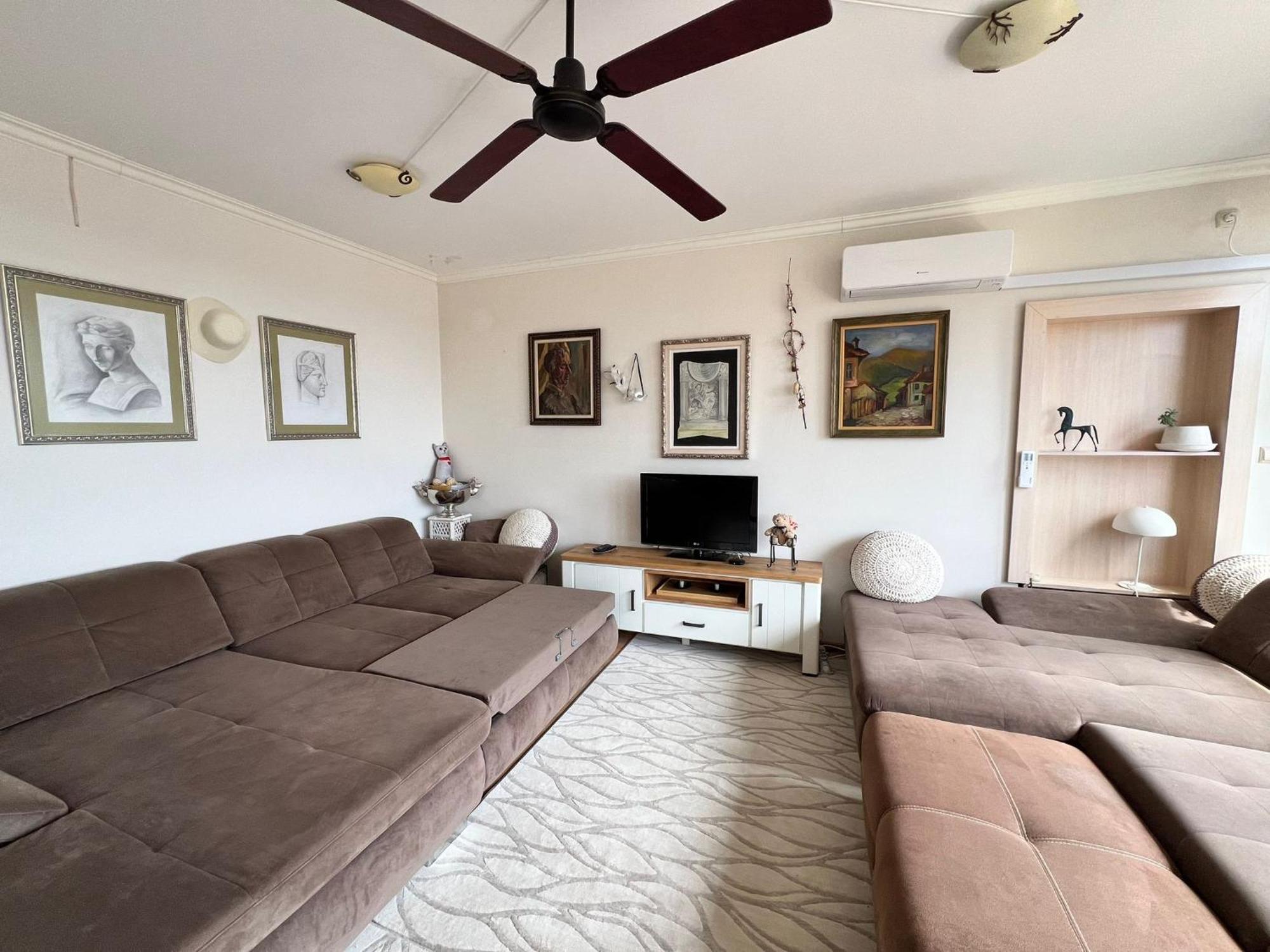 Downtown Central Apartment With Working Kitchen, City Views & Free Parking Kazanlŭk 외부 사진